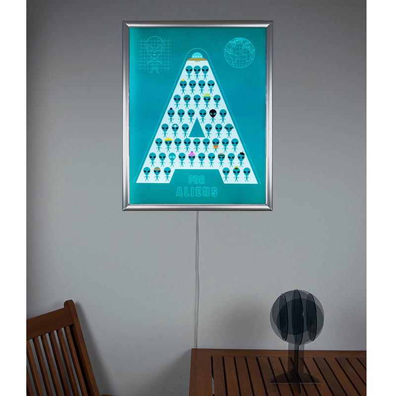 A for Aliens – Wandbild mit Beleuchtung