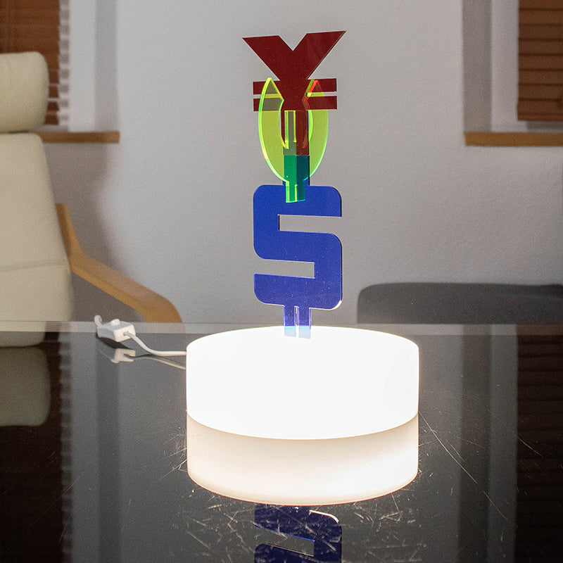 SAY YES – Figur aus farbigen Acrylglas mit Sockel