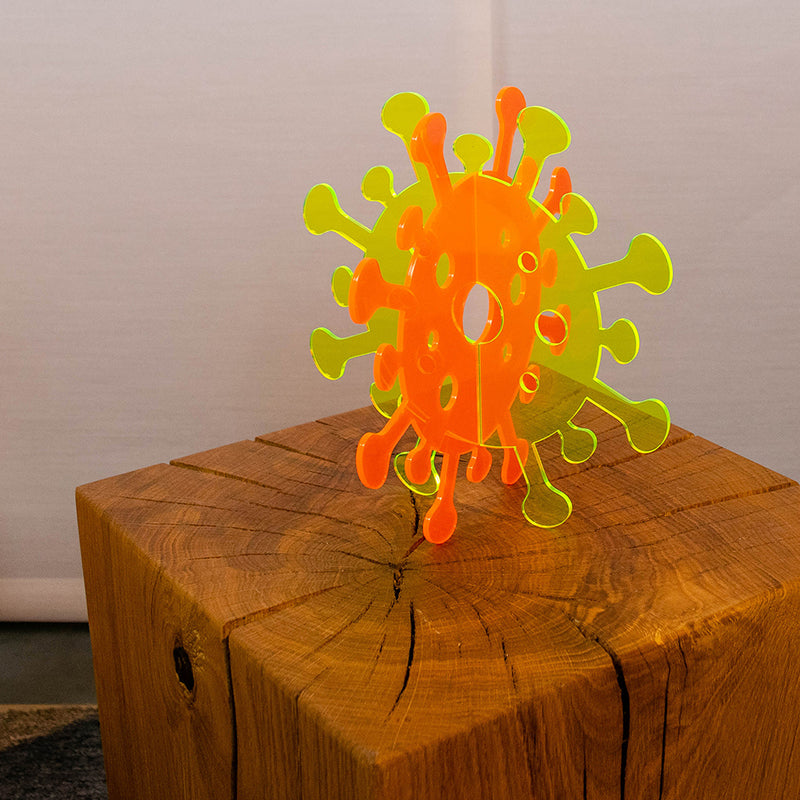 Virus X – Figur aus farbigen Acrylglas